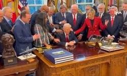 Oval Ofis’te Trump’a dokunarak dua ettiler