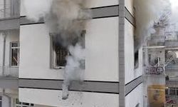 Çocuklarını kurtarmak için yanan eve yeniden girdi