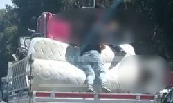 Mersin’de Tehlikeli Yolculuk Kamerada: Pikap Üstünde İnsan Taşındı