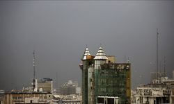 Petrol depolarının vurulmasının ardından Tahran’ın gökyüzünü siyah bulutlar kapladı