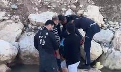 “Evladım öldü” diye feryat eden kadın dereye düştü