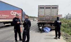 Park halindeki kamyona çarpan 80 yaşındaki motosikletli hayatını kaybetti