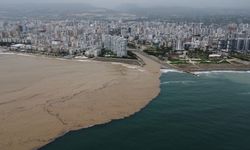 Yaylalardaki sel dereleri coşturdu, Akdeniz'i kahverengiye bürüdü