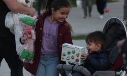 Düşen oyuncakları sahibine ulaştıran çocuklar takdir topladı
