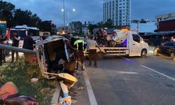 Mersin'de feci kaza: Otomobil ikiye bölündü, 4 kişi yaralandı