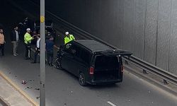 Önce aydınlatma direğine sonra araca çarptı: 2 yaralı