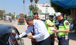 Mersin’de yoğurt ve çilek ikramlı trafik uygulaması