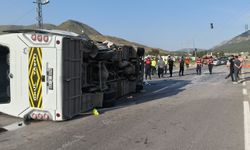 Mersin’de öğrenci servisi devrildi: 17 yaralı