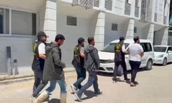 Kendilerini polis olarak tanıtıp vatandaşları dolandırdılar