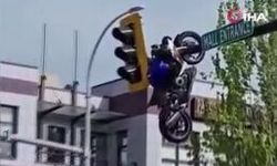 Kazada savrulan motosiklet trafik ışıklarında asılı kaldı