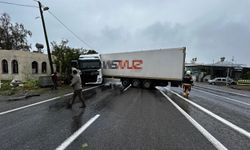 Mersin'de TIR'ın yağış nedeniyle kayarak yaptığı kaza kamerada: 1 yaralı