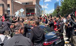 Genel Merkeze gelen Kılıçdaroğlu’na karanfilli karşılama