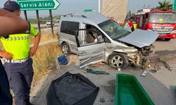 Tarsus’ta otomobil tıra çarptı: 1 ölü, 4 yaralı