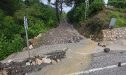 Şiddetli yağış heyelana yol açtı, motosiklet toprak altında kaldı
