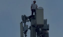 Kuleye çıktı, yürekleri ağza getirdi: Telefon görüşmesi faciayı önledi