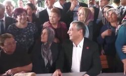 Özel’den kahvehanede güldüren espri: “Biz burada kız kıza oturuyoruz”