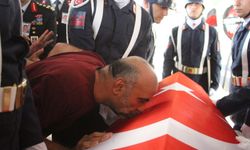 Şehit babası yürekleri dağladı, oğlunun tabutuna koşup öptü