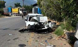 Virajı alamayan sürücünün park halindeki araca çarptığı anlar kamerada