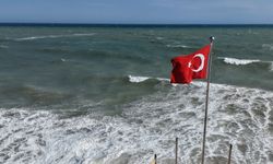 Doğu Akdeniz'de kuvvetli rüzgar: Dalgalar kıyıları dövüyor
