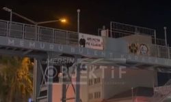 Erdemli’de üstgeçitte dikkat çeken pankart