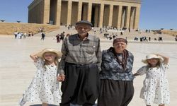 34 yıl sonra tüp bebek tedavisiyle dünyaya gelen ikiz kızlarıyla Anıtkabir’i ziyaret ettiler