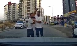 Adana'da trafikte tartıştığı sürücüye testereyle saldıran şahıs kamerada