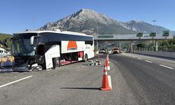 Yolcu otobüsü bariyere çarptı: 5 yaralı