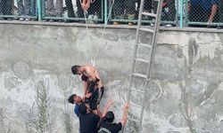 Kanala düşen gencin imdadına arkadaşı yetişti