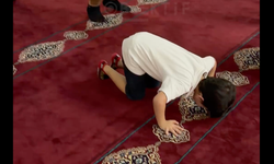 Muğdat Camii’nde Mevlid Programı: Namaz Sonrası Vatandaşlara İkram Dağıtıldı