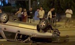 Park halindeki araca çarpıp ters döndü: 5 yaralı