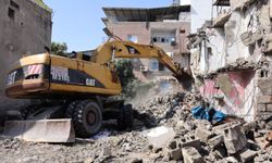 TOROSLAR’DA METRUK YAPILAR TEMİZLENİYOR