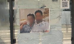 Otobüs durağına asılan "Dikkat, dolandırıcıdır" yazılı fotoğraf karesi görenleri şaşırttı