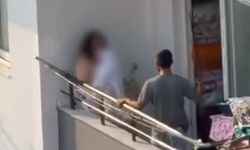 Kadını balkonda sopa ile darp etti