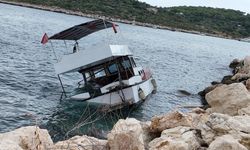 Fırtına tekneyi kıyıya vurdu, kısmen batırdı