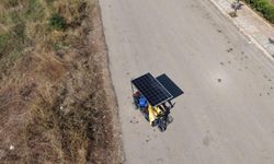 Adana sıcağını avantaja çevirdi: Dondurma sattığı motosikletine güneş paneli taktırdı