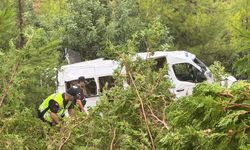 Mersin'de minibüs bahçeye yuvarlandı: 1'i ağır, 17 yaralı