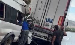 Otoyolda minibüs ve 2 tırın karıştığı kazada 11 kişi yaralandı