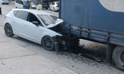 Tarsus'ta otomobil park halindeki tıra arkadan çarptı, sürücü yaralandı