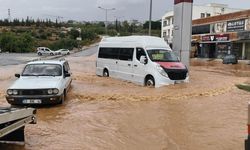 Silifke'de sağanak sele dönüştü, araçlar su içinde kaldı