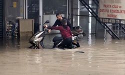 Silifke sele teslim: Dereler taştı, araçlar sular altında kaldı