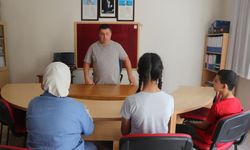 Görme engelli Hasan öğretmen, 20 yıldır öğrencilerine rehber oluyor