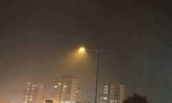 Adana'da şimşekler geceyi aydınlattı