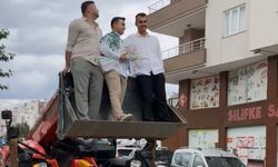 Mersin'de ilginç gelin alma: Damat, vinç sepetiyle 4. kata çıkarak gelini aldı