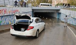Adana'da sağanak çilesi: Otomobil suya gömüldü, vatandaşlar rögarları kendileri temizledi
