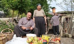 80 yaşındaki Yeter nine, nar tanelerinin başında geleneği yaşatıyor