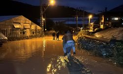 Mersin'de sağanak yağış hayatı olumsuz etkiledi