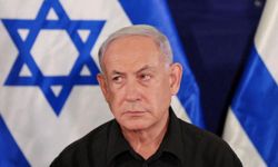 Netanyahu eline aldığı megafonla AVM’dekilerden oy istedi