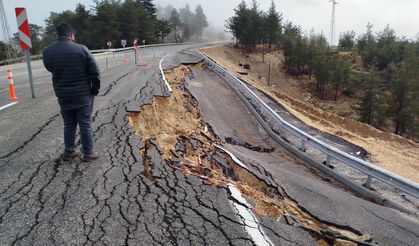Mersin'de şiddetli yağışta yolda 2 metrelik çukur oluştu