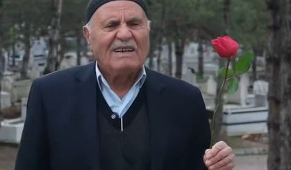Eşinin mezarına her 14 Şubat'ta kırmızı gülle gidiyor