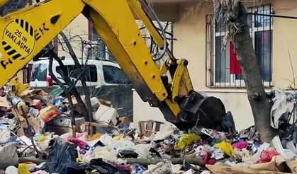Kötü koku ihbarıyla gidilen evden 30 ton çöp çıktı